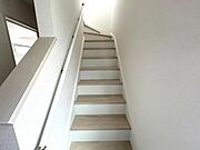 写真は同施工会社のものです。階段手すり付き。