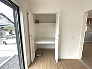 写真は同施工会社のものです。1階洋室にも収納があり便利！