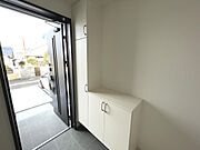 写真は同施工会社のものです。シューズボックス付きで玄関すっきり！