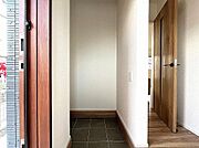 アウトドア用品や掃除道具などを収納できるシューズインクローク！
