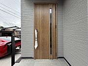 重厚感のあるお洒落な玄関ドア！