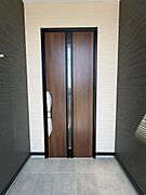 重厚感のあるお洒落な玄関ドア！