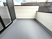 2階寝室約8.6帖と洋室約5.0帖共用のルーフバルコニー！