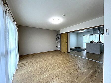 洋室約10.4帖、南側に面し明るいお部屋!