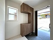 玄関横にシューズボックスがついているので、片付いた玄関がキープできます！