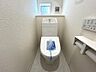 トイレ：トイレは1階と2階にあります。快適な温水洗浄便座付！