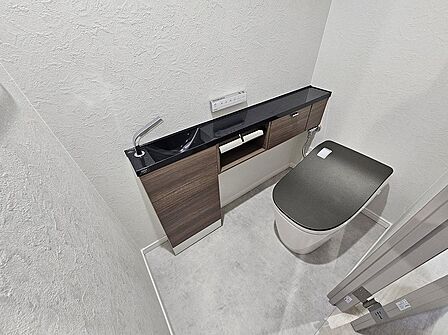 トイレには快適な温水洗浄便座付き。