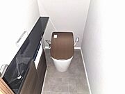 トイレには快適な温水洗浄便座付き。