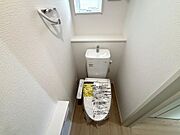 1階トイレ。快適な温水洗浄便座。トイレは1階と2階にあります。