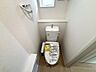 トイレ：1階トイレ。快適な温水洗浄便座。トイレは1階と2階にあります。