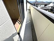 2階寝室約9.0帖と洋室約5.0帖共用の南西向きバルコニー！