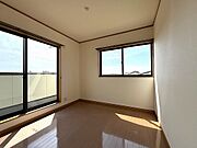 2階洋室約5.0帖、2面採光の明るいお部屋！
