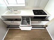 収納スペース・作業スペースが広いシステムキッチン、家事効率UPの強い味方、食器洗浄乾燥機付！