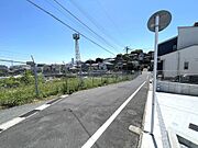 前面道路広く、車の出し入れ楽々！