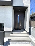 重厚感のあるお洒落な玄関ドア♪