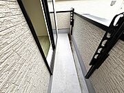 南東向きの明るいバルコニー。
