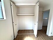 洋室(1)クローゼット。