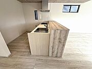 リビングダイニングをおしゃれな空間に演出してくれるカウンター付オープンキッチン！