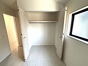 洋室(1)クローゼット。