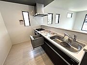 収納豊富な食洗機付システムキッチン。家族との会話も弾む対面式♪