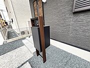 お洒落な玄関ドア！あると便利な宅配ボックス付き♪