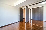 洋室間の間仕切りドアを開けると１室の広いお部屋としても利用できます。