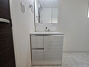 写真は同施工会社のものです。使い勝手の良い洗面化粧台。