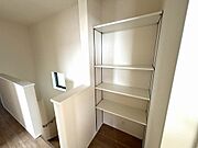 2階ホールに可動棚収納。