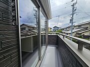 バルコニーは南向きで日当たり良好です。
