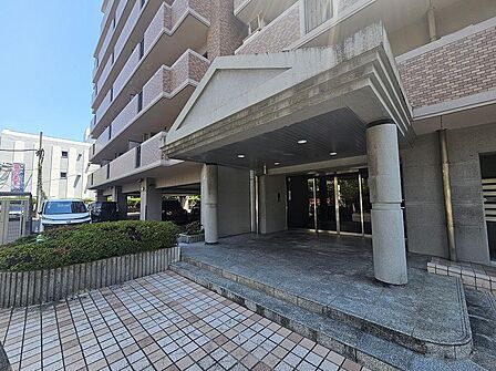 重厚感あるエントランス。