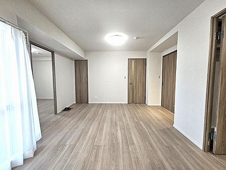 窓から快適な光と風を取り込めるリビングダイニング。