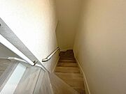 階段には安全に配慮した手摺付！