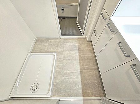 洗面所も広く、下着やタオル類を余裕で収納できます。