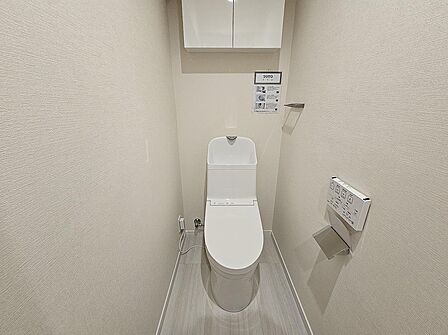 トイレには快適な温水洗浄便座付き。