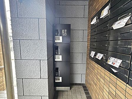宅配ボックスがあるので遅い帰宅でも荷物が受け取れます。
