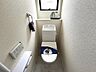 トイレ：トイレは1階と2階にあります。快適な温水洗浄便座付！