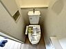 トイレ：トイレは1階と2階にあります。快適な温水洗浄便座付！
