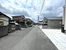 外観：前面道路広く、車の出し入れ楽々！