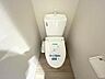 トイレ：トイレは1階と2階にあります。快適な温水洗浄便座付！