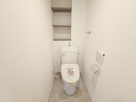 トイレには快適な温水洗浄便座付き。