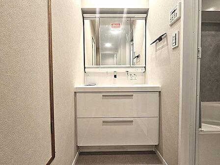 清潔感溢れるスタイリッシュなデザインの洗面化粧台。