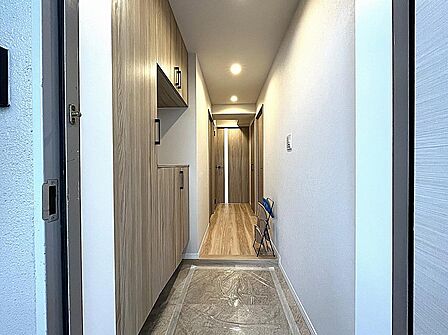 清潔感のある玄関、大型のシューズボックス付！