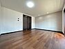 リビング/ダイニング：アクセントクロスがお洒落空間を演出♪