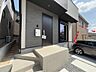 エントランス：写真は同施工会社のものです。お洒落で重厚感のある玄関ドア！