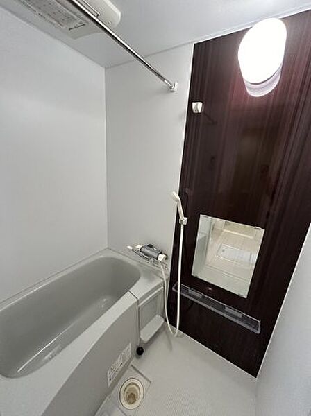 画像7:カラーパネルがオシャレな浴室です。