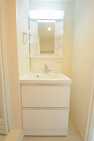 画像8:洗面台下は整理整頓のしやすい引き出し収納♪脱衣スペースもあります。