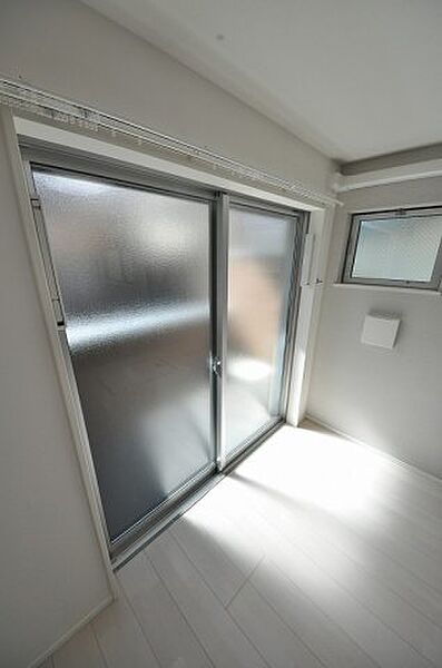 画像18:柔らかな日差しの2面採光、風通しの良いお部屋です。