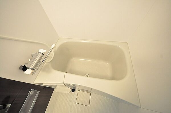 画像7:お洒落なカラーパネルの浴室乾燥機付きの綺麗なバスルームです。