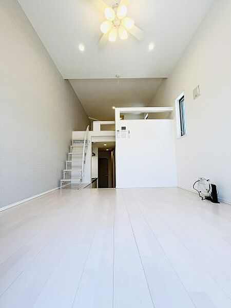 画像3:白を基調としたお洒落な内装で、天井高があり開放的です。