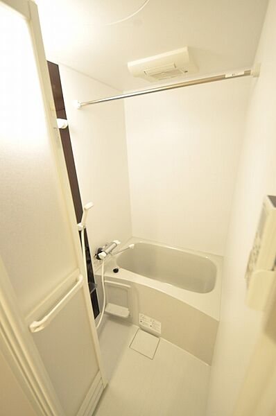 画像6:お洒落なカラーパネルの浴室乾燥機付きの綺麗なバスルームです。